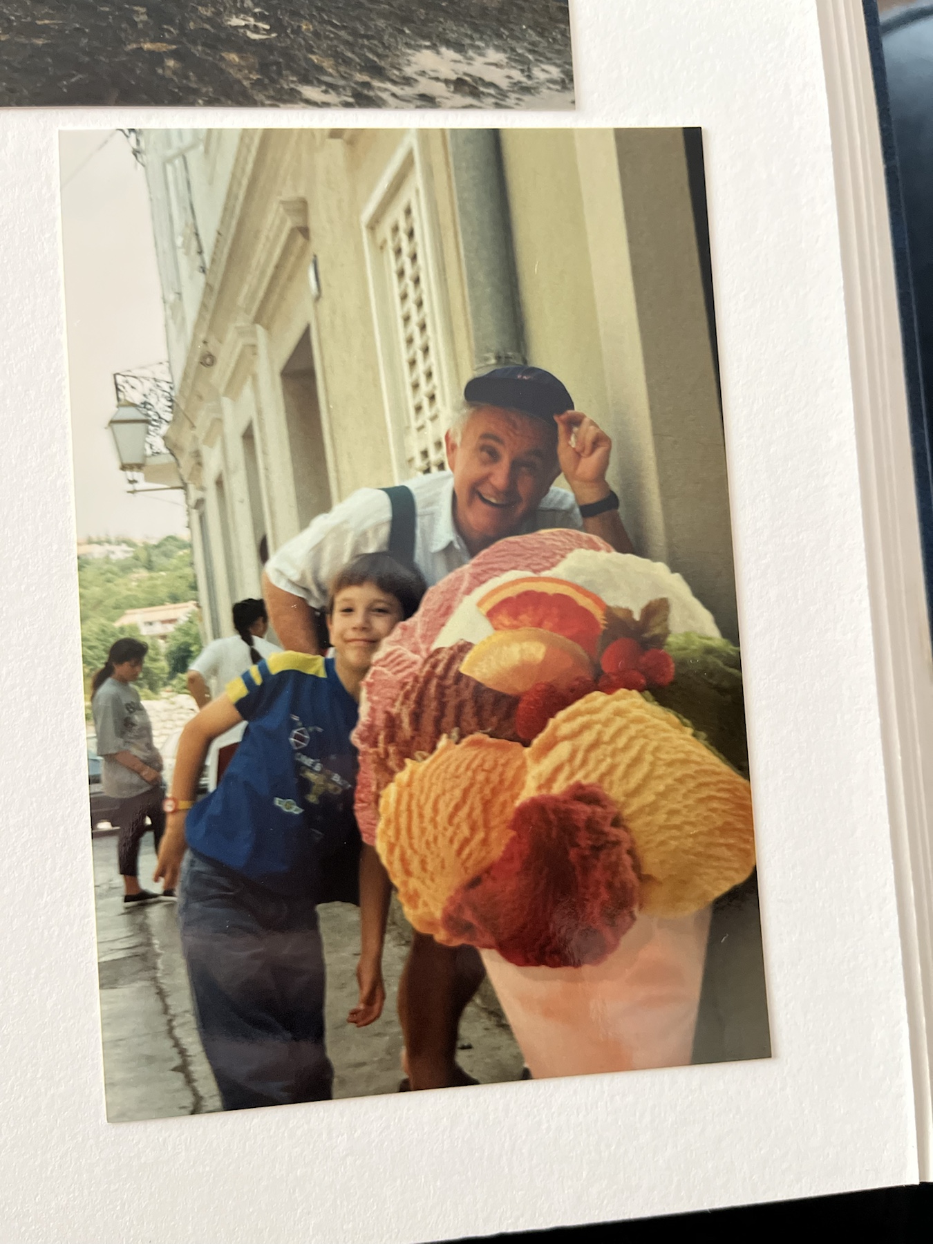 Željko e Michael da bambino davanti a un gelato gigante
